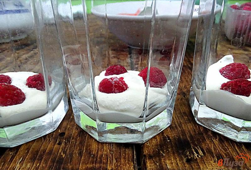 Фото приготовление рецепта: Творожный десерт с клубничным пюре шаг №4