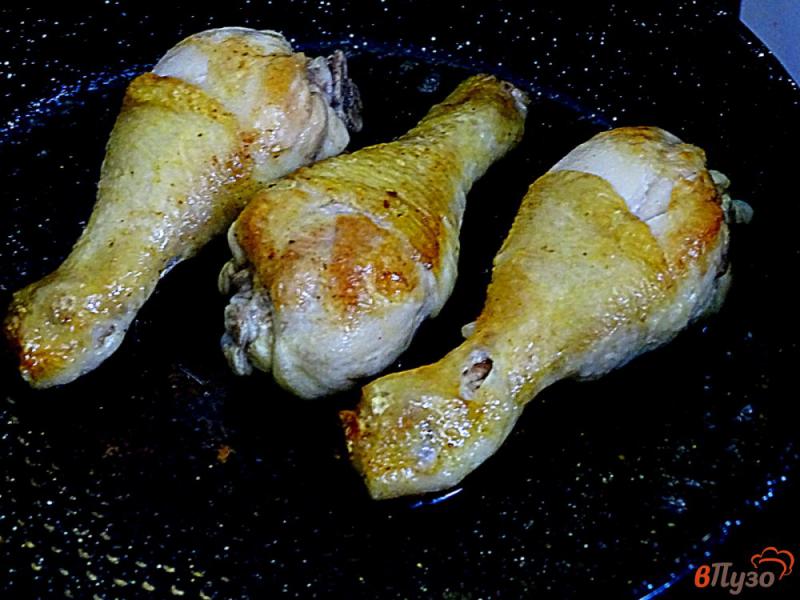 Фото приготовление рецепта: Куриные голени с капустой, шпинатом и сливками шаг №4