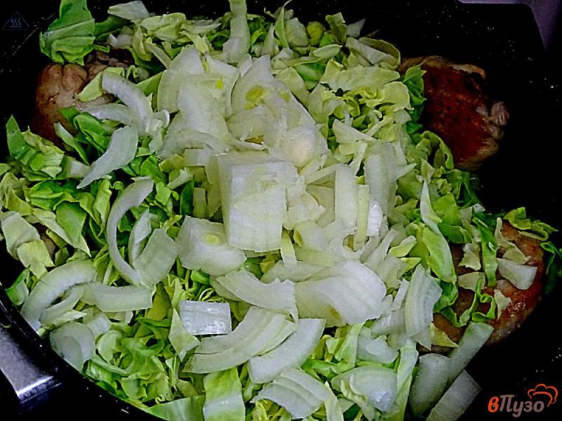 Фото приготовление рецепта: Куриные голени с капустой, шпинатом и сливками шаг №5