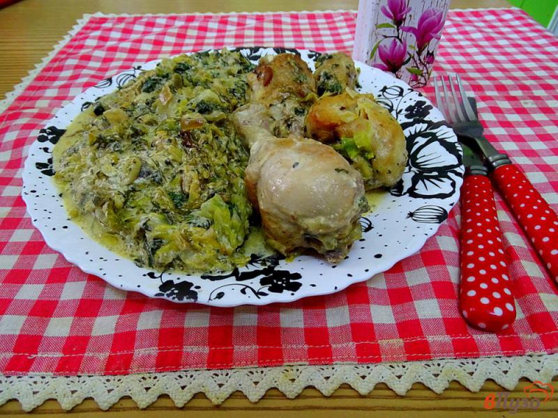 Фото приготовление рецепта: Куриные голени с капустой, шпинатом и сливками шаг №8