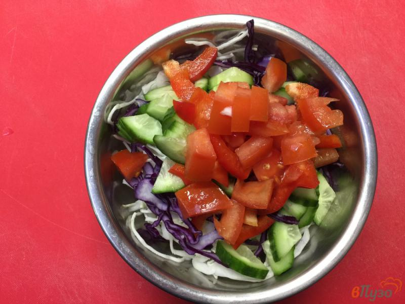 Фото приготовление рецепта: Салат из двух видов капусты с овощами и зеленью шаг №3