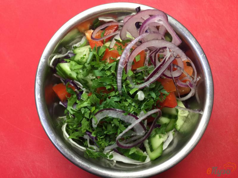 Фото приготовление рецепта: Салат из двух видов капусты с овощами и зеленью шаг №4