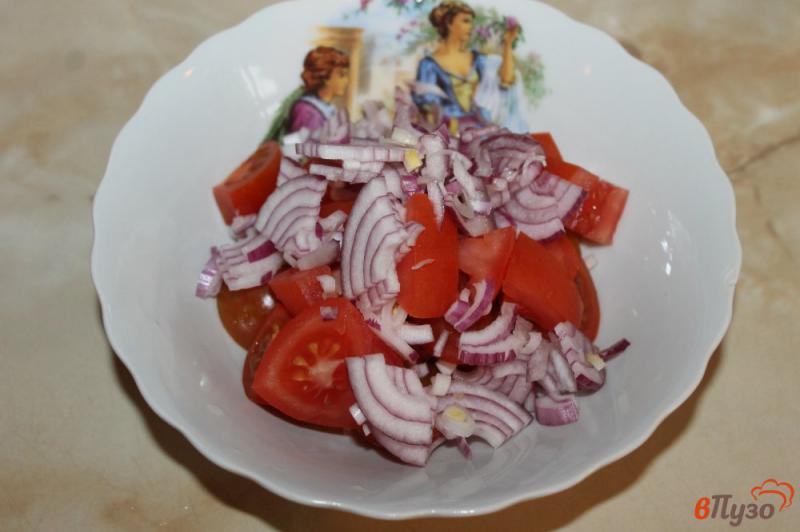 Фото приготовление рецепта: Салат из черри с луком и фетой шаг №3