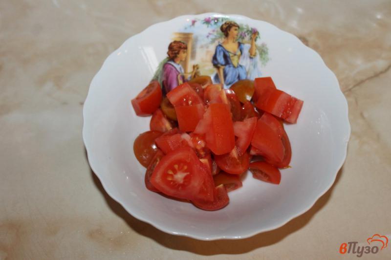Фото приготовление рецепта: Салат из черри с луком и фетой шаг №2