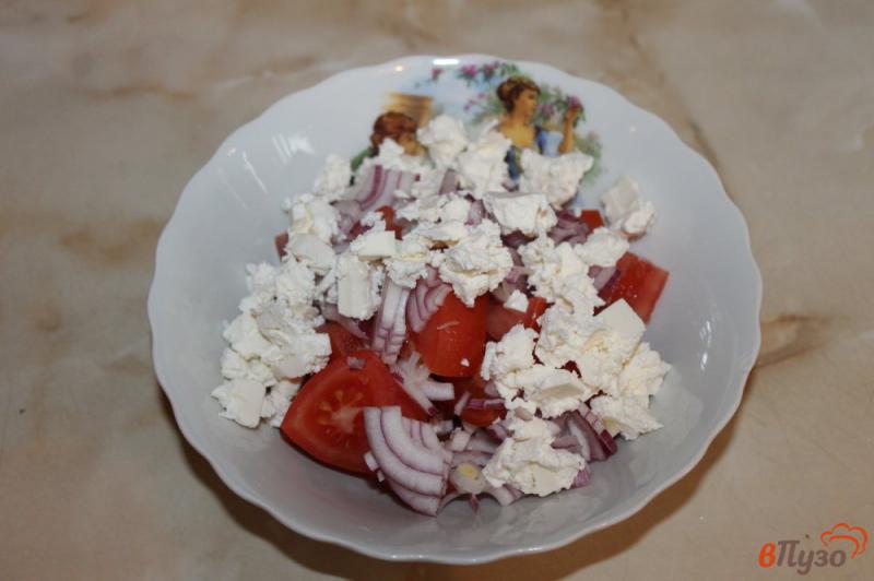 Фото приготовление рецепта: Салат из черри с луком и фетой шаг №4