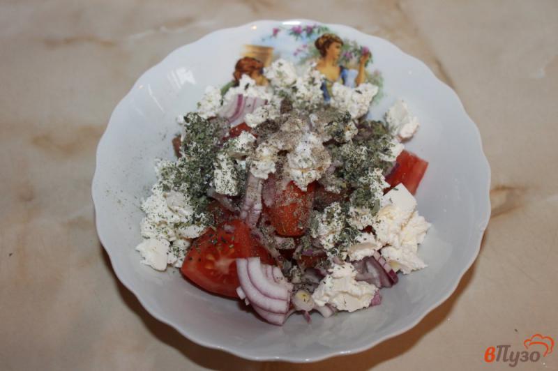 Фото приготовление рецепта: Салат из черри с луком и фетой шаг №5
