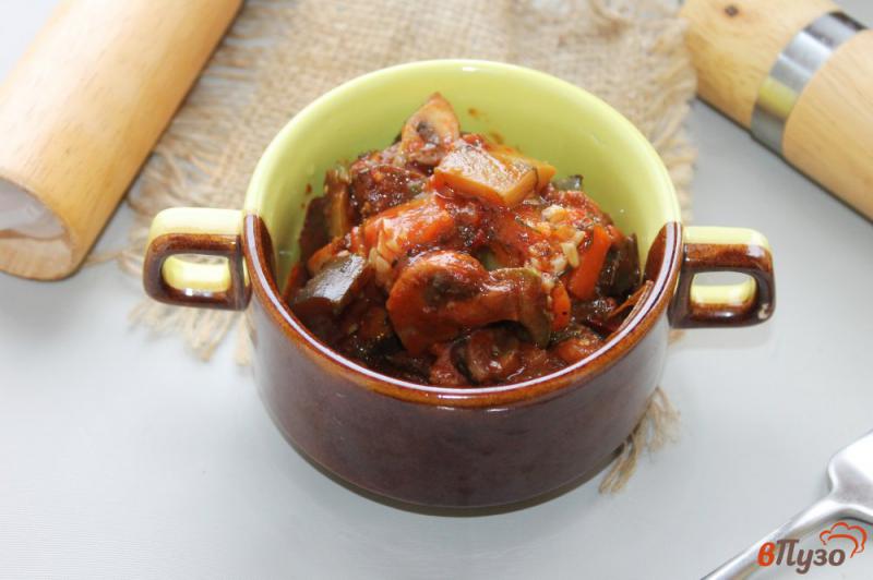 Фото приготовление рецепта: Овощное рагу с шампиньонами в томате шаг №8
