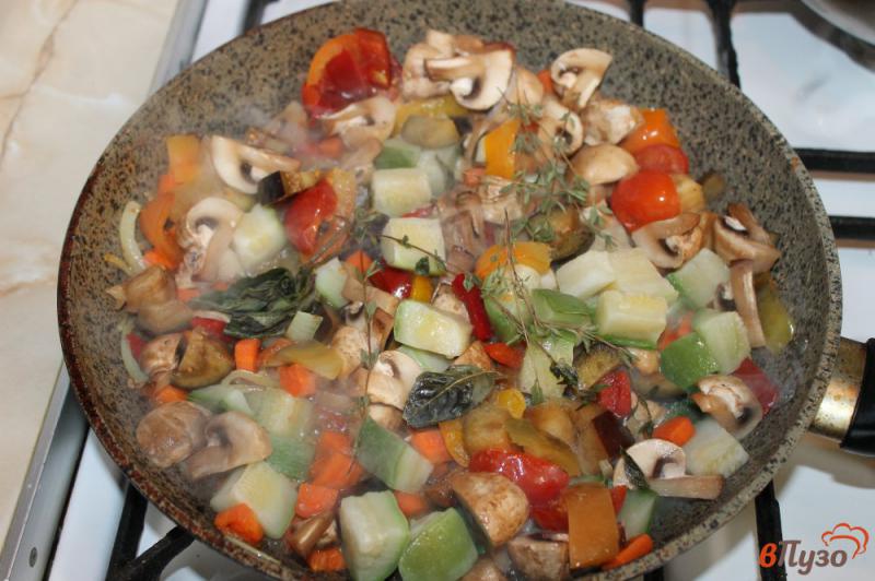 Фото приготовление рецепта: Овощное рагу с шампиньонами в томате шаг №5