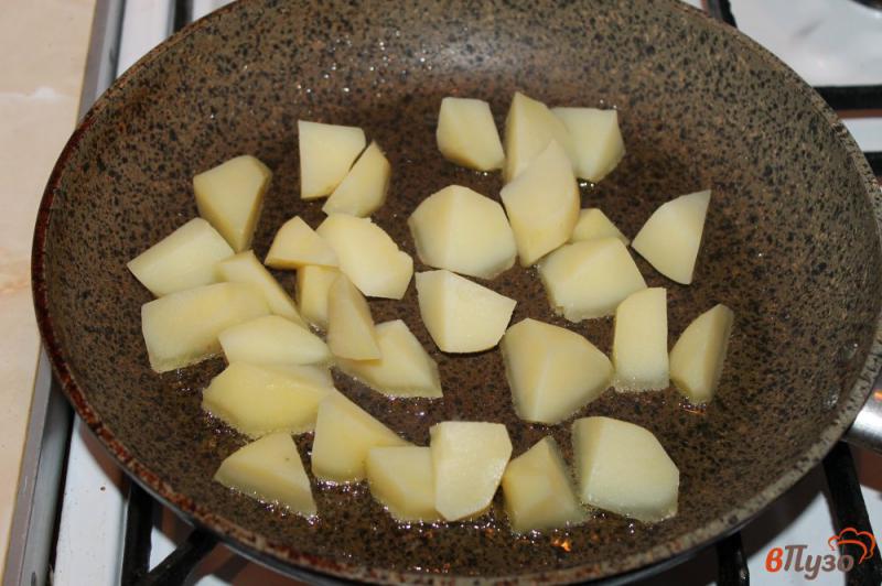 Фото приготовление рецепта: Жареный картофель с копченой паприкой шаг №2