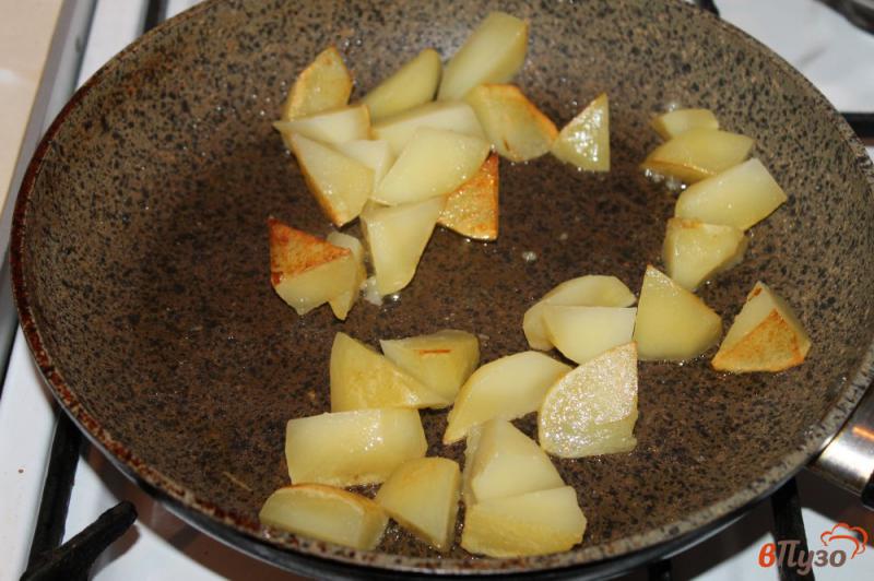 Фото приготовление рецепта: Жареный картофель с копченой паприкой шаг №3