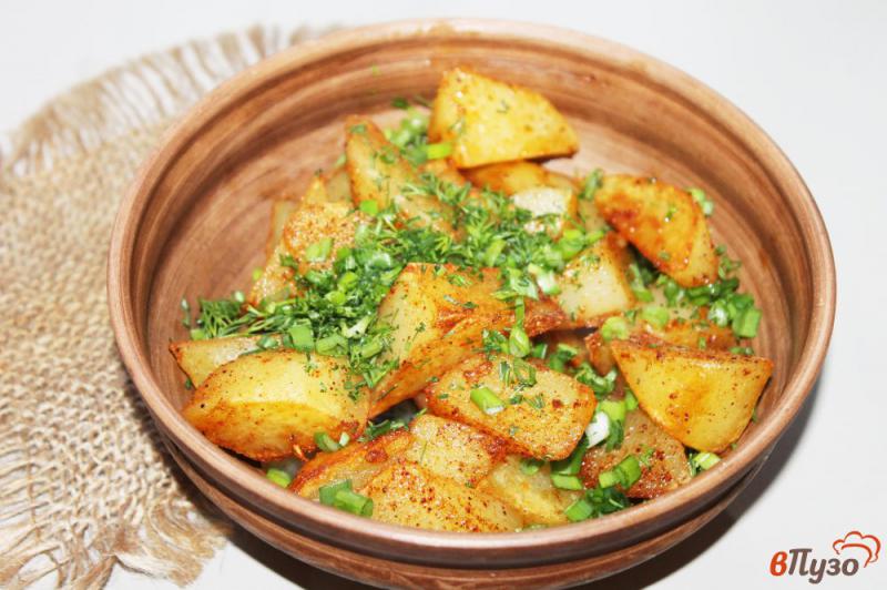 Фото приготовление рецепта: Жареный картофель с копченой паприкой шаг №5