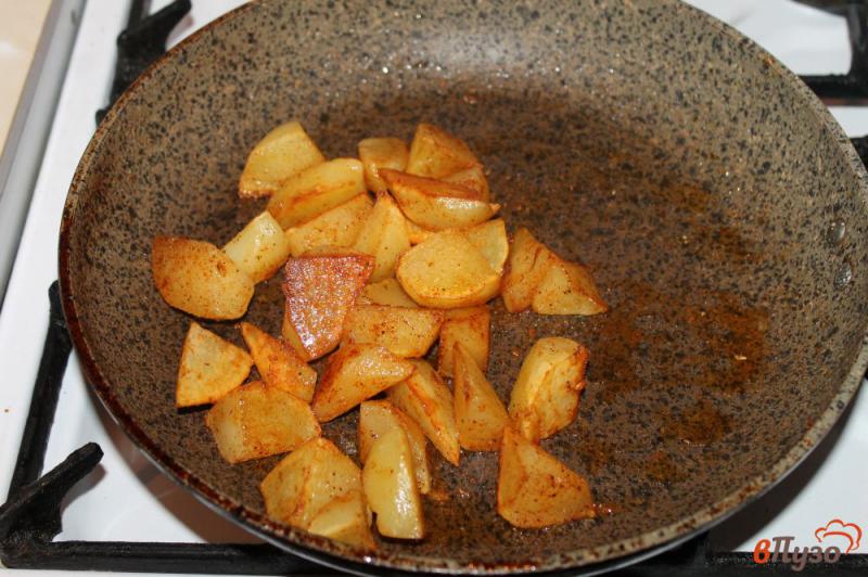Фото приготовление рецепта: Жареный картофель с копченой паприкой шаг №4