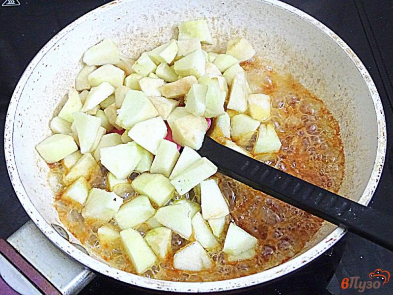 Фото приготовление рецепта: Рисовая каша с яблоками шаг №6
