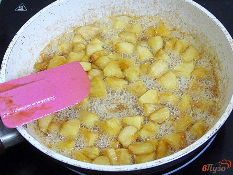 Фото приготовление рецепта: Рисовая каша с яблоками шаг №7