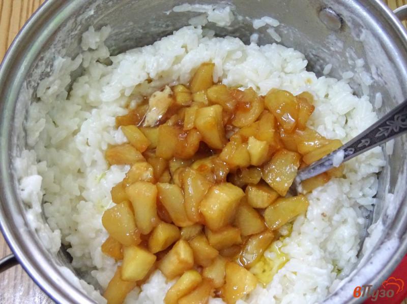 Фото приготовление рецепта: Рисовая каша с яблоками шаг №8