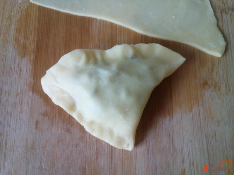 Фото приготовление рецепта: Треугольные пирожки с вешенками шаг №15