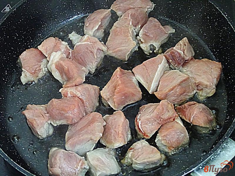 Фото приготовление рецепта: Макароны с мясом в одной сковороде шаг №4