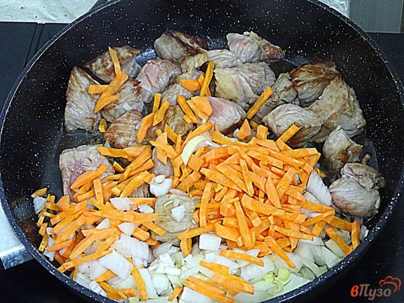 Фото приготовление рецепта: Макароны с мясом в одной сковороде шаг №5