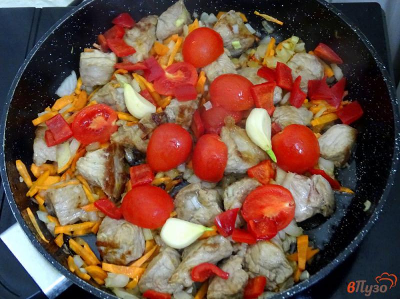 Фото приготовление рецепта: Макароны с мясом в одной сковороде шаг №6