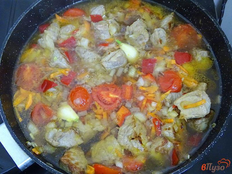 Фото приготовление рецепта: Макароны с мясом в одной сковороде шаг №7