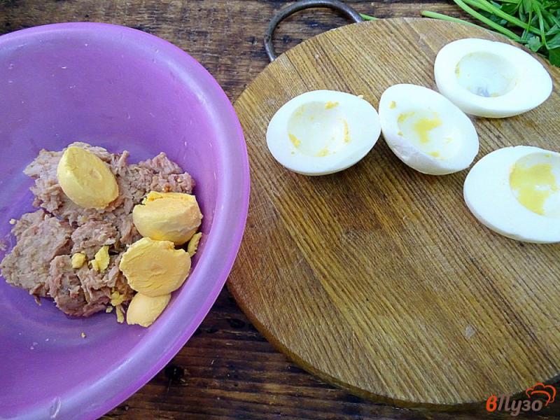 Фото приготовление рецепта: Яйца фаршированные тунцом шаг №2