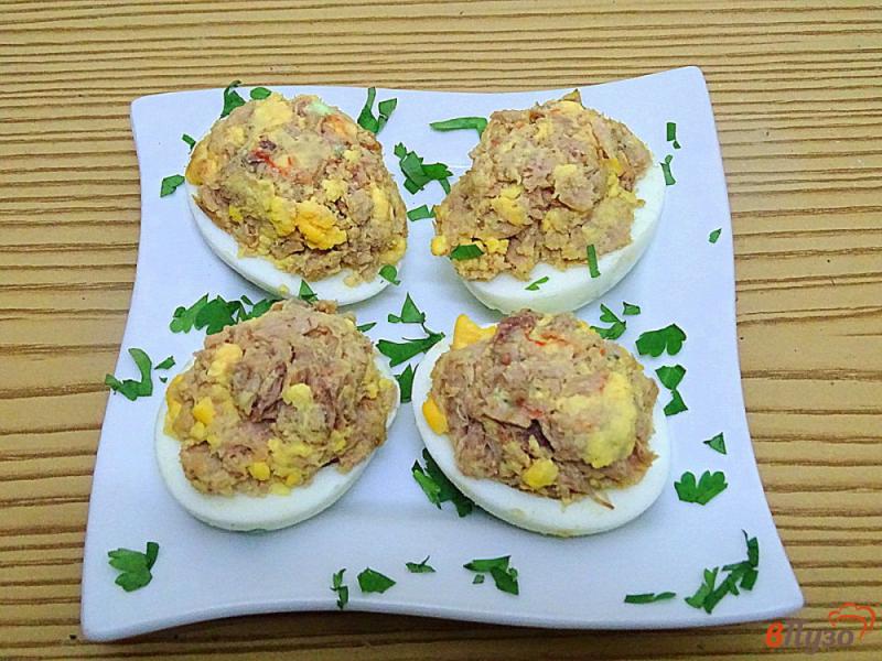 Фото приготовление рецепта: Яйца фаршированные тунцом шаг №3