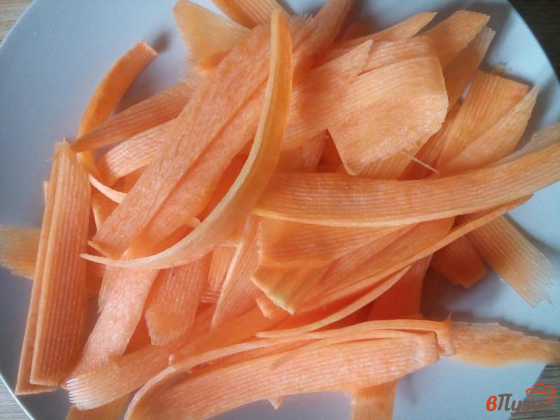 Фото приготовление рецепта: Пряная закуска из моркови и огурца шаг №2