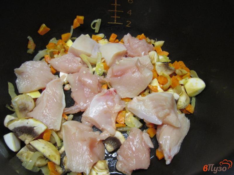 Фото приготовление рецепта: Куриное филе с овощами и рисом шаг №3