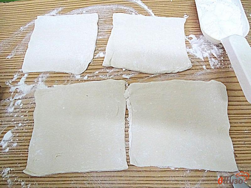 Фото приготовление рецепта: Слоёные корзиночки с яично-сырной начинкой шаг №2
