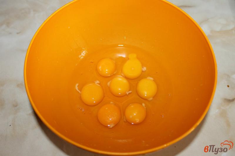 Фото приготовление рецепта: Гренки в яичном кляре с брынзой и зеленью шаг №1