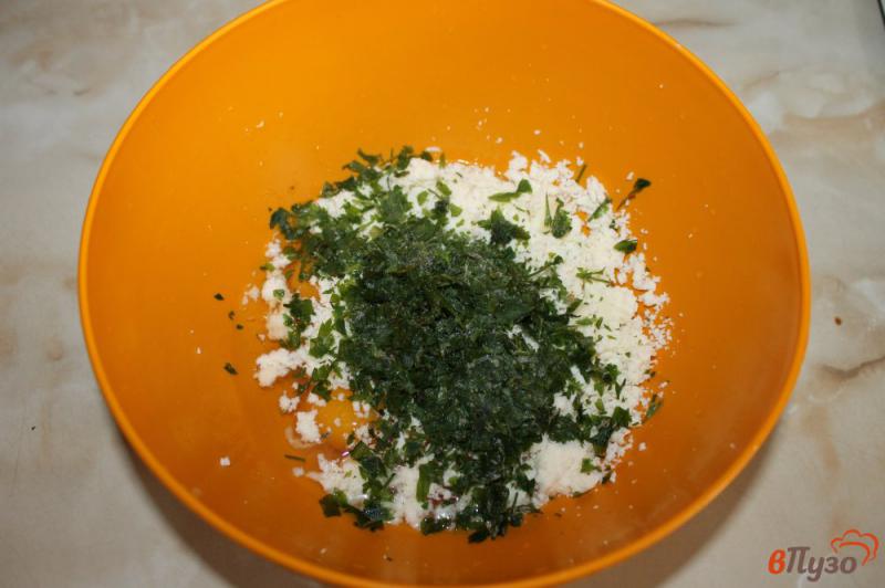 Фото приготовление рецепта: Гренки в яичном кляре с брынзой и зеленью шаг №3