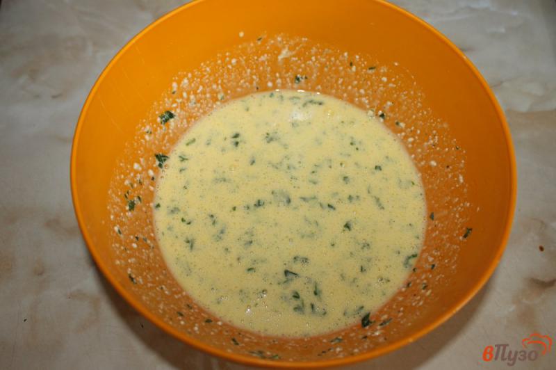 Фото приготовление рецепта: Гренки в яичном кляре с брынзой и зеленью шаг №4