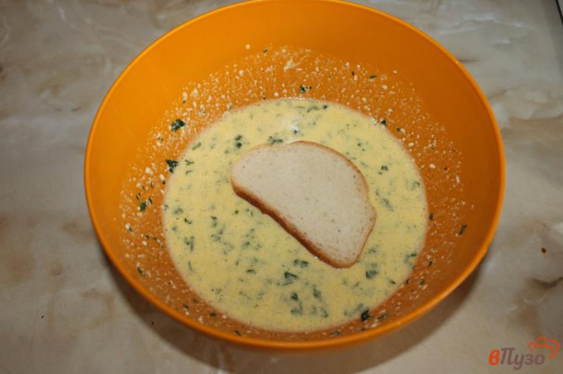 Фото приготовление рецепта: Гренки в яичном кляре с брынзой и зеленью шаг №5