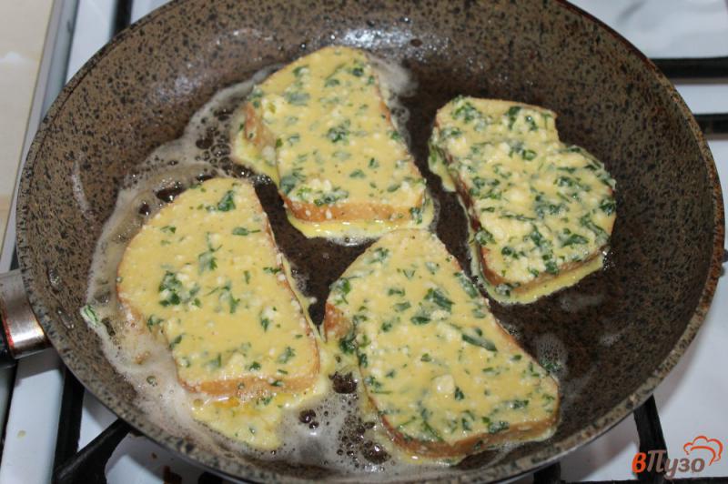 Фото приготовление рецепта: Гренки в яичном кляре с брынзой и зеленью шаг №6