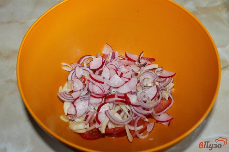 Фото приготовление рецепта: Салат из редиса и помидор шаг №3