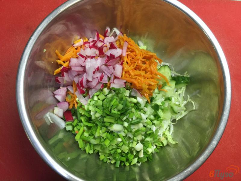 Фото приготовление рецепта: Салат из пекинской капусты с редисом, огурцом и зеленым луком шаг №4