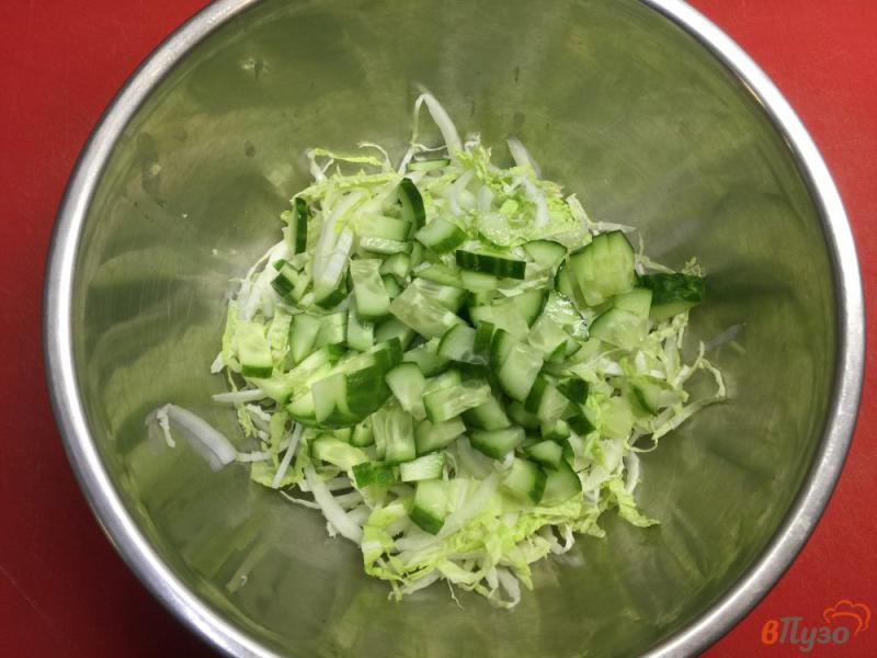 Фото приготовление рецепта: Салат из пекинской капусты с редисом, огурцом и зеленым луком шаг №2