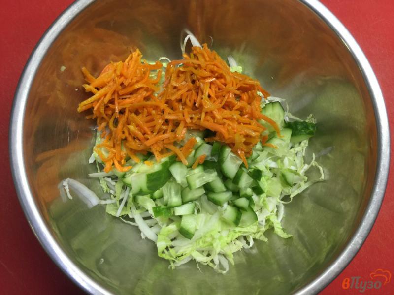 Фото приготовление рецепта: Салат из пекинской капусты с редисом, огурцом и зеленым луком шаг №3