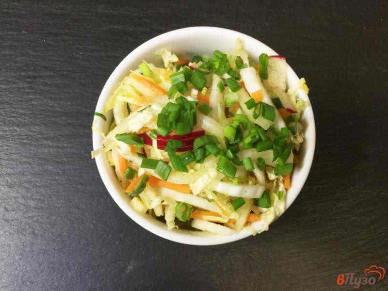 Фото приготовление рецепта: Салат из пекинской капусты с редисом, огурцом и зеленым луком шаг №5