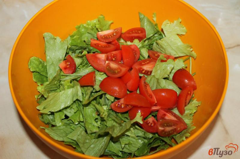 Фото приготовление рецепта: Салат с креветками, авокадо и черри шаг №4
