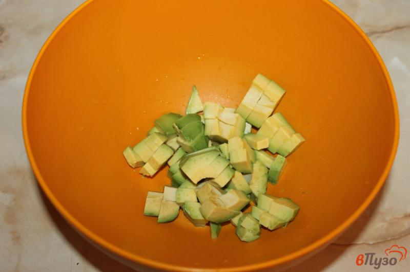 Фото приготовление рецепта: Салат с креветками, авокадо и черри шаг №1