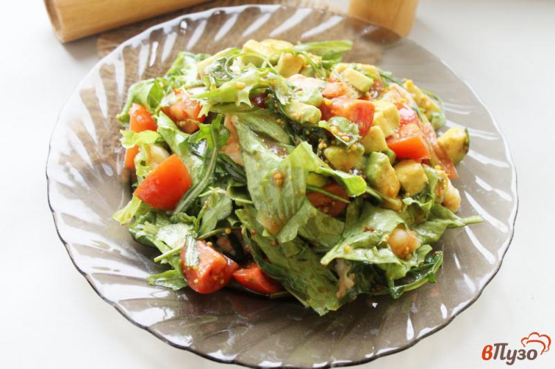 Фото приготовление рецепта: Салат с креветками, авокадо и черри шаг №6