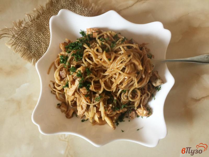 Фото приготовление рецепта: Спагетти с вешенками и курицей шаг №6