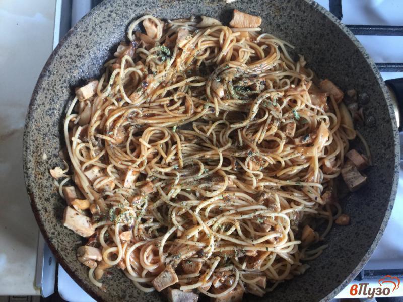 Фото приготовление рецепта: Спагетти с вешенками и курицей шаг №5
