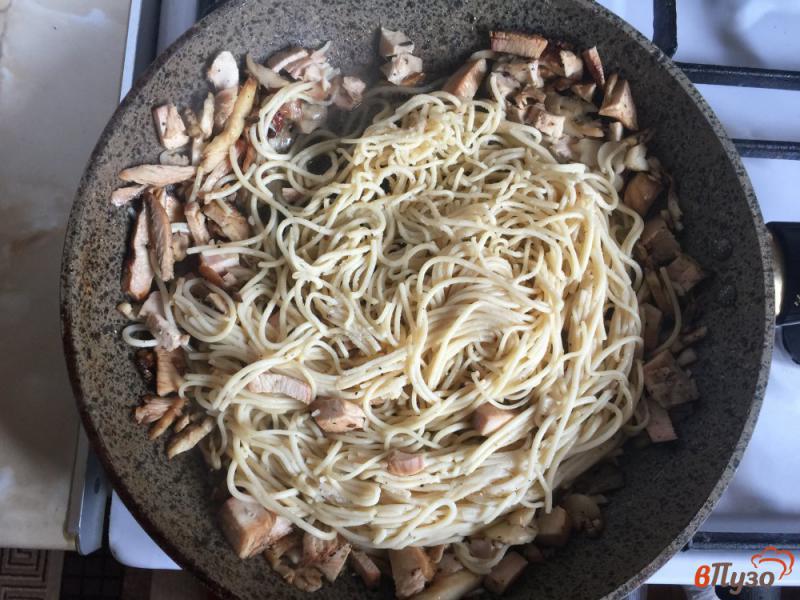 Фото приготовление рецепта: Спагетти с вешенками и курицей шаг №4