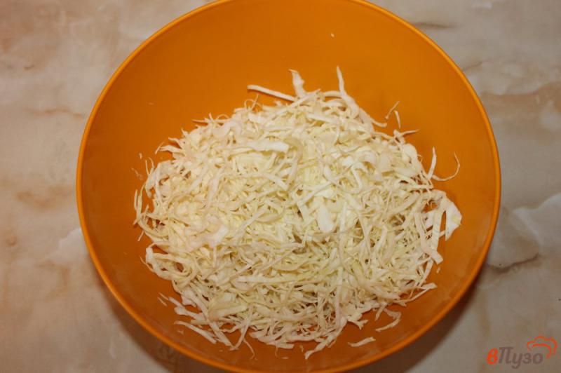 Фото приготовление рецепта: Салат из капусты с ветчиной, кукурузой и сухариками шаг №1