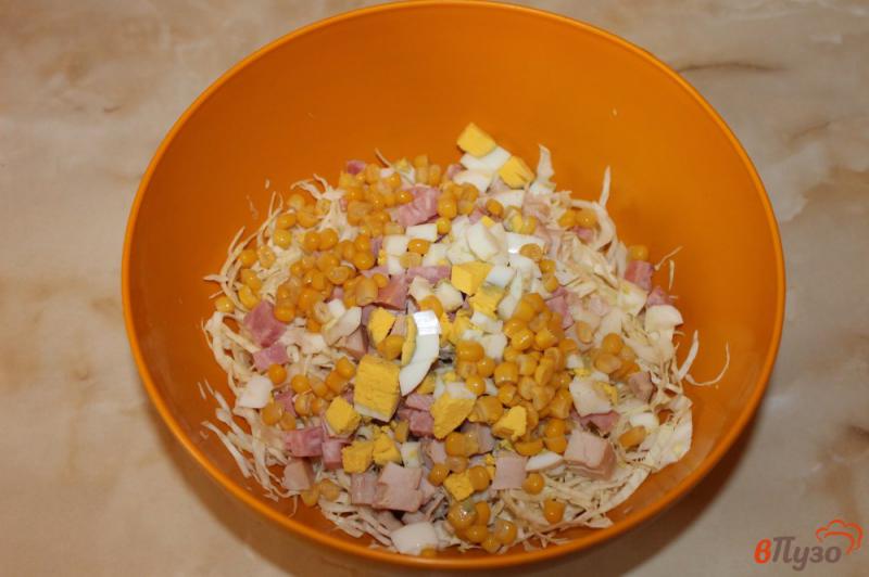 Фото приготовление рецепта: Салат из капусты с ветчиной, кукурузой и сухариками шаг №3