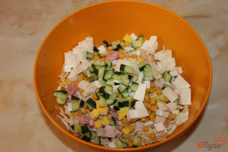 Фото приготовление рецепта: Салат из капусты с ветчиной, кукурузой и сухариками шаг №4