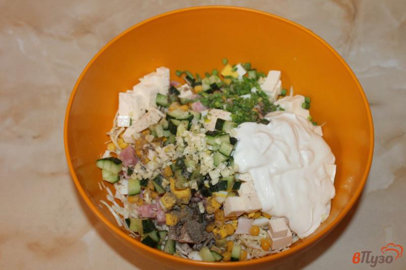 Фото приготовление рецепта: Салат из капусты с ветчиной, кукурузой и сухариками шаг №5