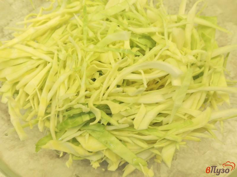 Фото приготовление рецепта: Салат из капусты с оливками шаг №1